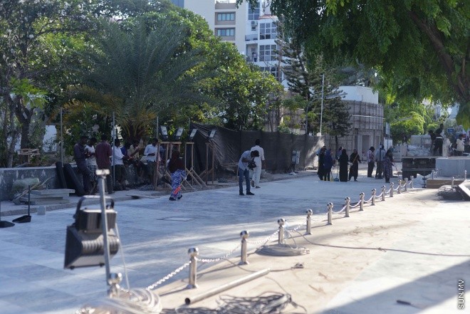 އިސްލާމީ މަރުކަޒު ސަރަހައްދުގައި މާބުލް ޖަހައި އަލުން ހުޅުވުމަށް ވާންޖެހޭ ފަހުގެ ތައްޔާރީތައްވުން -- ސަން ފޮޓޯ/ ފަޔާޒު މޫސާ