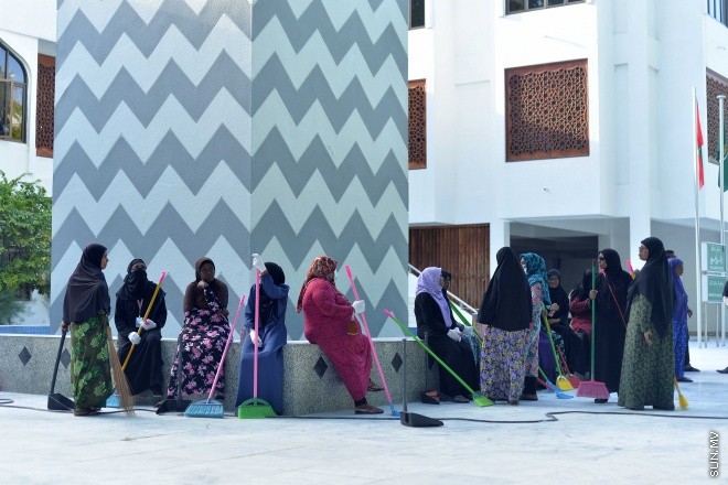 އިސްލާމީ މަރުކަޒު ސަރަހައްދުގައި މާބުލް ޖަހައި އަލުން ހުޅުވުމަށް ވާންޖެހޭ ފަހުގެ ތައްޔާރީތައްވުން -- ސަން ފޮޓޯ/ ފަޔާޒު މޫސާ