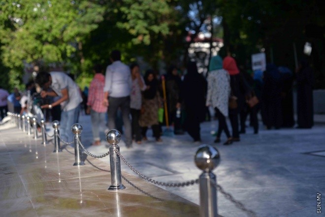 އިސްލާމީ މަރުކަޒު ސަރަހައްދުގައި މާބުލް ޖަހައި އަލުން ހުޅުވުމަށް ވާންޖެހޭ ފަހުގެ ތައްޔާރީތައްވުން -- ސަން ފޮޓޯ/ ފަޔާޒު މޫސާ