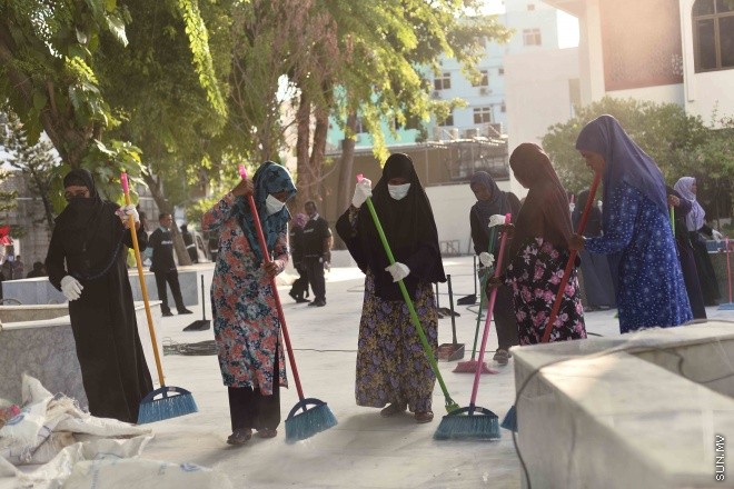 އިސްލާމީ މަރުކަޒު ސަރަހައްދުގައި މާބުލް ޖަހައި އަލުން ހުޅުވުމަށް ވާންޖެހޭ ފަހުގެ ތައްޔާރީތައްވުން -- ސަން ފޮޓޯ/ ފަޔާޒު މޫސާ