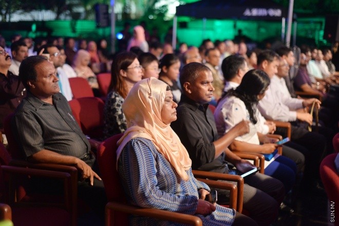 ޖޫން 5، 2016: އައިޖީއެމްއެޗްގެ 25 ބުރީގެ އިމާރާތުގެ ބިންގާ އެޅުމަށް ބޭއްވި ރަސްމިއްޔާތުގެ ތެރެއިން -- ސަން ފޮޓޯ/ ފަޔާޒު މޫސާ