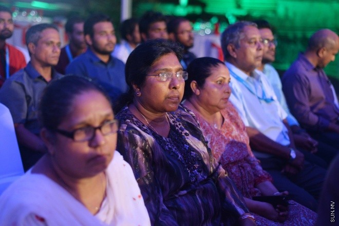ޖޫން 5، 2016: އައިޖީއެމްއެޗްގެ 25 ބުރީގެ އިމާރާތުގެ ބިންގާ އެޅުމަށް ބޭއްވި ރަސްމިއްޔާތުގެ ތެރެއިން -- ސަން ފޮޓޯ/ ފަޔާޒު މޫސާ