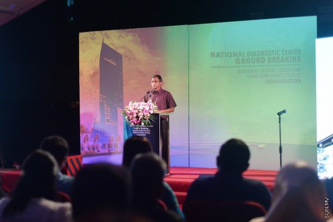 ޖޫން 5، 2016: އައިޖީއެމްއެޗްގެ 25 ބުރީގެ އިމާރާތުގެ ބިންގާ އެޅުމަށް ބޭއްވި ރަސްމިއްޔާތުގެ ތެރެއިން -- ސަން ފޮޓޯ/ ފަޔާޒު މޫސާ