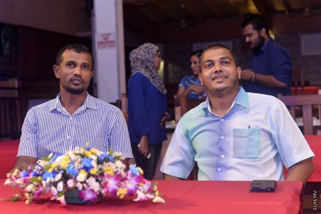 ޖޫން 9، 2016: ޔޫރޯ ފުޓްބޯޅަ މުބާރާތަށް ޚާއްސަކޮށްގެން ސަން މީޑިއާ ގްރޫޕުން ތައްޔާރު ކުރި މެގަޒިން "ސަން ޔޫރޯ" ގައިޑް އާއި ޔޫރޯ މެޗު ޝެޑިއުލް ބާޒާރަށް ނެރުމަށް ސަލްސާ ރޯޔަލްގައި ބޭއްވި ހަފްލާގެ ތެރެއިން -- ސަން ފޮޓޯ/ ފަޔާޒު މޫސާ