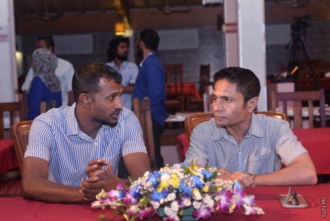 ޖޫން 9، 2016: ޔޫރޯ ފުޓްބޯޅަ މުބާރާތަށް ޚާއްސަކޮށްގެން ސަން މީޑިއާ ގްރޫޕުން ތައްޔާރު ކުރި މެގަޒިން "ސަން ޔޫރޯ" ގައިޑް އާއި ޔޫރޯ މެޗު ޝެޑިއުލް ބާޒާރަށް ނެރުމަށް ސަލްސާ ރޯޔަލްގައި ބޭއްވި ހަފްލާގެ ތެރެއިން -- ސަން ފޮޓޯ/ ފަޔާޒު މޫސާ