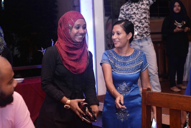 ޖޫން 9، 2016: ޔޫރޯ ފުޓްބޯޅަ މުބާރާތަށް ޚާއްސަކޮށްގެން ސަން މީޑިއާ ގްރޫޕުން ތައްޔާރު ކުރި މެގަޒިން "ސަން ޔޫރޯ" ގައިޑް އާއި ޔޫރޯ މެޗު ޝެޑިއުލް ބާޒާރަށް ނެރުމަށް ސަލްސާ ރޯޔަލްގައި ބޭއްވި ހަފްލާގެ ތެރެއިން -- ސަން ފޮޓޯ/ ފަޔާޒު މޫސާ