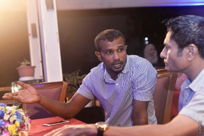 ޖޫން 9، 2016: ޔޫރޯ ފުޓްބޯޅަ މުބާރާތަށް ޚާއްސަކޮށްގެން ސަން މީޑިއާ ގްރޫޕުން ތައްޔާރު ކުރި މެގަޒިން "ސަން ޔޫރޯ" ގައިޑް އާއި ޔޫރޯ މެޗު ޝެޑިއުލް ބާޒާރަށް ނެރުމަށް ސަލްސާ ރޯޔަލްގައި ބޭއްވި ހަފްލާގެ ތެރެއިން -- ސަން ފޮޓޯ/ ފަޔާޒު މޫސާ