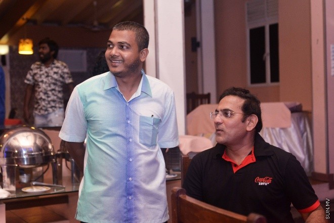 ޖޫން 9، 2016: ޔޫރޯ ފުޓްބޯޅަ މުބާރާތަށް ޚާއްސަކޮށްގެން ސަން މީޑިއާ ގްރޫޕުން ތައްޔާރު ކުރި މެގަޒިން "ސަން ޔޫރޯ" ގައިޑް އާއި ޔޫރޯ މެޗު ޝެޑިއުލް ބާޒާރަށް ނެރުމަށް ސަލްސާ ރޯޔަލްގައި ބޭއްވި ހަފްލާގެ ތެރެއިން -- ސަން ފޮޓޯ/ ފަޔާޒު މޫސާ