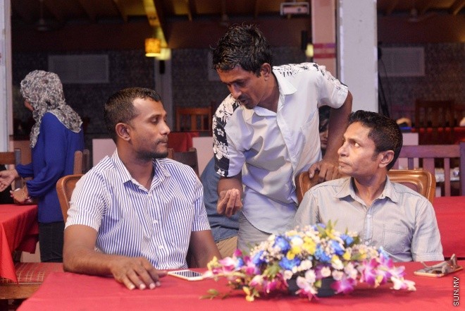 ޖޫން 9، 2016: ޔޫރޯ ފުޓްބޯޅަ މުބާރާތަށް ޚާއްސަކޮށްގެން ސަން މީޑިއާ ގްރޫޕުން ތައްޔާރު ކުރި މެގަޒިން "ސަން ޔޫރޯ" ގައިޑް އާއި ޔޫރޯ މެޗު ޝެޑިއުލް ބާޒާރަށް ނެރުމަށް ސަލްސާ ރޯޔަލްގައި ބޭއްވި ހަފްލާގެ ތެރެއިން -- ސަން ފޮޓޯ/ ފަޔާޒު މޫސާ