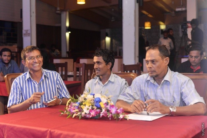 ޖޫން 9، 2016: ޔޫރޯ ފުޓްބޯޅަ މުބާރާތަށް ޚާއްސަކޮށްގެން ސަން މީޑިއާ ގްރޫޕުން ތައްޔާރު ކުރި މެގަޒިން "ސަން ޔޫރޯ" ގައިޑް އާއި ޔޫރޯ މެޗު ޝެޑިއުލް ބާޒާރަށް ނެރުމަށް ސަލްސާ ރޯޔަލްގައި ބޭއްވި ހަފްލާގެ ތެރެއިން -- ސަން ފޮޓޯ/ ފަޔާޒު މޫސާ