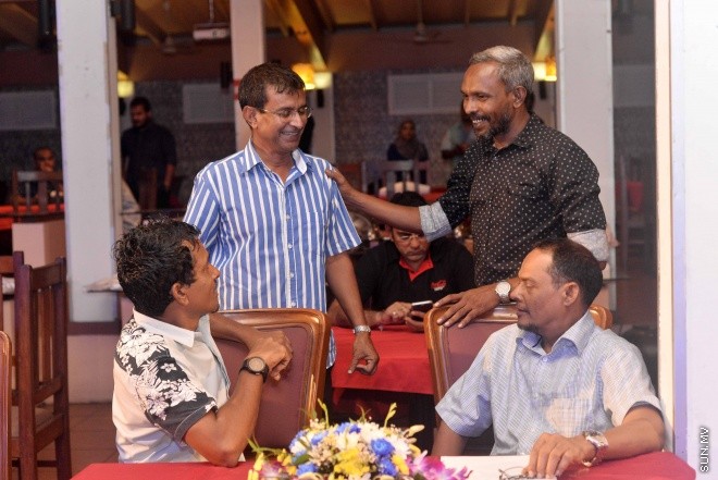 ޖޫން 9، 2016: ޔޫރޯ ފުޓްބޯޅަ މުބާރާތަށް ޚާއްސަކޮށްގެން ސަން މީޑިއާ ގްރޫޕުން ތައްޔާރު ކުރި މެގަޒިން "ސަން ޔޫރޯ" ގައިޑް އާއި ޔޫރޯ މެޗު ޝެޑިއުލް ބާޒާރަށް ނެރުމަށް ސަލްސާ ރޯޔަލްގައި ބޭއްވި ހަފްލާގެ ތެރެއިން -- ސަން ފޮޓޯ/ ފަޔާޒު މޫސާ