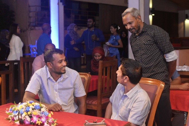 ޖޫން 9، 2016: ޔޫރޯ ފުޓްބޯޅަ މުބާރާތަށް ޚާއްސަކޮށްގެން ސަން މީޑިއާ ގްރޫޕުން ތައްޔާރު ކުރި މެގަޒިން "ސަން ޔޫރޯ" ގައިޑް އާއި ޔޫރޯ މެޗު ޝެޑިއުލް ބާޒާރަށް ނެރުމަށް ސަލްސާ ރޯޔަލްގައި ބޭއްވި ހަފްލާގެ ތެރެއިން -- ސަން ފޮޓޯ/ ފަޔާޒު މޫސާ