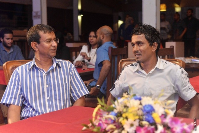 ޖޫން 9، 2016: ޔޫރޯ ފުޓްބޯޅަ މުބާރާތަށް ޚާއްސަކޮށްގެން ސަން މީޑިއާ ގްރޫޕުން ތައްޔާރު ކުރި މެގަޒިން "ސަން ޔޫރޯ" ގައިޑް އާއި ޔޫރޯ މެޗު ޝެޑިއުލް ބާޒާރަށް ނެރުމަށް ސަލްސާ ރޯޔަލްގައި ބޭއްވި ހަފްލާގެ ތެރެއިން -- ސަން ފޮޓޯ/ ފަޔާޒު މޫސާ