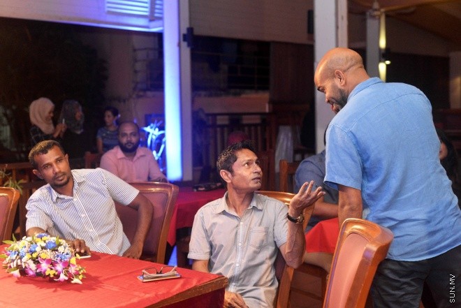 ޖޫން 9، 2016: ޔޫރޯ ފުޓްބޯޅަ މުބާރާތަށް ޚާއްސަކޮށްގެން ސަން މީޑިއާ ގްރޫޕުން ތައްޔާރު ކުރި މެގަޒިން "ސަން ޔޫރޯ" ގައިޑް އާއި ޔޫރޯ މެޗު ޝެޑިއުލް ބާޒާރަށް ނެރުމަށް ސަލްސާ ރޯޔަލްގައި ބޭއްވި ހަފްލާގެ ތެރެއިން -- ސަން ފޮޓޯ/ ފަޔާޒު މޫސާ