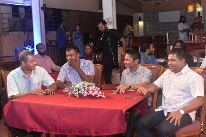 ޖޫން 9، 2016: ޔޫރޯ ފުޓްބޯޅަ މުބާރާތަށް ޚާއްސަކޮށްގެން ސަން މީޑިއާ ގްރޫޕުން ތައްޔާރު ކުރި މެގަޒިން "ސަން ޔޫރޯ" ގައިޑް އާއި ޔޫރޯ މެޗު ޝެޑިއުލް ބާޒާރަށް ނެރުމަށް ސަލްސާ ރޯޔަލްގައި ބޭއްވި ހަފްލާގެ ތެރެއިން -- ސަން ފޮޓޯ/ ފަޔާޒު މޫސާ