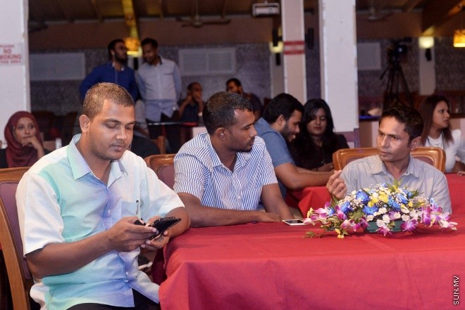 ޖޫން 9، 2016: ޔޫރޯ ފުޓްބޯޅަ މުބާރާތަށް ޚާއްސަކޮށްގެން ސަން މީޑިއާ ގްރޫޕުން ތައްޔާރު ކުރި މެގަޒިން "ސަން ޔޫރޯ" ގައިޑް އާއި ޔޫރޯ މެޗު ޝެޑިއުލް ބާޒާރަށް ނެރުމަށް ސަލްސާ ރޯޔަލްގައި ބޭއްވި ހަފްލާގެ ތެރެއިން -- ސަން ފޮޓޯ/ ފަޔާޒު މޫސާ