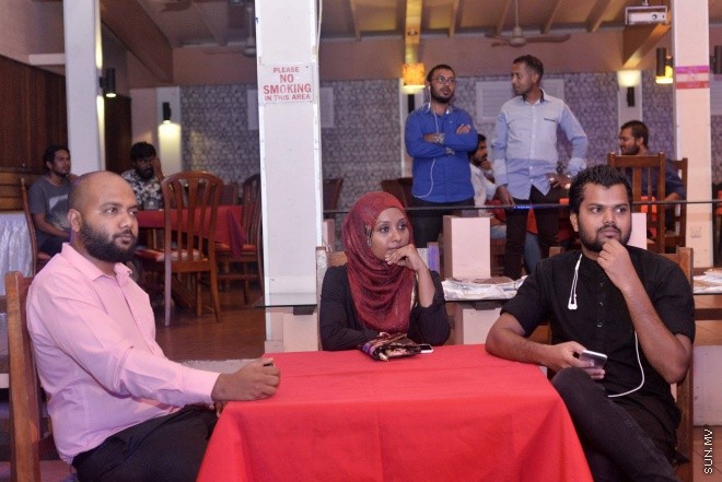 ޖޫން 9، 2016: ޔޫރޯ ފުޓްބޯޅަ މުބާރާތަށް ޚާއްސަކޮށްގެން ސަން މީޑިއާ ގްރޫޕުން ތައްޔާރު ކުރި މެގަޒިން "ސަން ޔޫރޯ" ގައިޑް އާއި ޔޫރޯ މެޗު ޝެޑިއުލް ބާޒާރަށް ނެރުމަށް ސަލްސާ ރޯޔަލްގައި ބޭއްވި ހަފްލާގެ ތެރެއިން -- ސަން ފޮޓޯ/ ފަޔާޒު މޫސާ