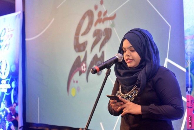 ޖޫން 9، 2016: ޔޫރޯ ފުޓްބޯޅަ މުބާރާތަށް ޚާއްސަކޮށްގެން ސަން މީޑިއާ ގްރޫޕުން ތައްޔާރު ކުރި މެގަޒިން "ސަން ޔޫރޯ" ގައިޑް އާއި ޔޫރޯ މެޗު ޝެޑިއުލް ބާޒާރަށް ނެރުމަށް ސަލްސާ ރޯޔަލްގައި ބޭއްވި ހަފްލާގެ ތެރެއިން -- ސަން ފޮޓޯ/ ފަޔާޒު މޫސާ