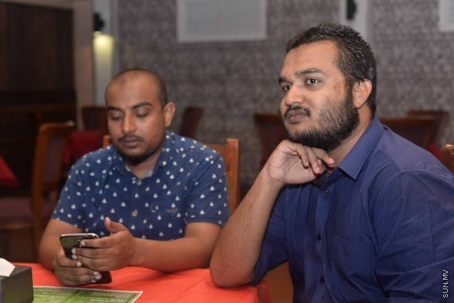 ޖޫން 9، 2016: ޔޫރޯ ފުޓްބޯޅަ މުބާރާތަށް ޚާއްސަކޮށްގެން ސަން މީޑިއާ ގްރޫޕުން ތައްޔާރު ކުރި މެގަޒިން "ސަން ޔޫރޯ" ގައިޑް އާއި ޔޫރޯ މެޗު ޝެޑިއުލް ބާޒާރަށް ނެރުމަށް ސަލްސާ ރޯޔަލްގައި ބޭއްވި ހަފްލާގެ ތެރެއިން -- ސަން ފޮޓޯ/ ފަޔާޒު މޫސާ