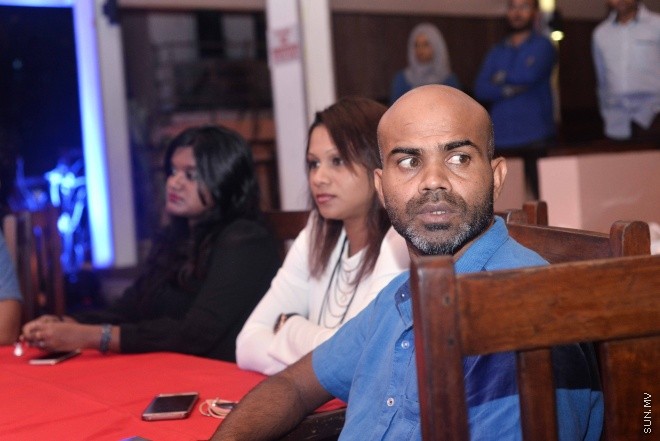 ޖޫން 9، 2016: ޔޫރޯ ފުޓްބޯޅަ މުބާރާތަށް ޚާއްސަކޮށްގެން ސަން މީޑިއާ ގްރޫޕުން ތައްޔާރު ކުރި މެގަޒިން "ސަން ޔޫރޯ" ގައިޑް އާއި ޔޫރޯ މެޗު ޝެޑިއުލް ބާޒާރަށް ނެރުމަށް ސަލްސާ ރޯޔަލްގައި ބޭއްވި ހަފްލާގެ ތެރެއިން -- ސަން ފޮޓޯ/ ފަޔާޒު މޫސާ
