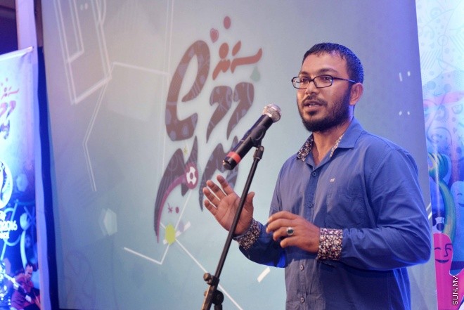 ޖޫން 9، 2016: ޔޫރޯ ފުޓްބޯޅަ މުބާރާތަށް ޚާއްސަކޮށްގެން ސަން މީޑިއާ ގްރޫޕުން ތައްޔާރު ކުރި މެގަޒިން "ސަން ޔޫރޯ" ގައިޑް އާއި ޔޫރޯ މެޗު ޝެޑިއުލް ބާޒާރަށް ނެރުމަށް ސަލްސާ ރޯޔަލްގައި ބޭއްވި ހަފްލާގެ ތެރެއިން -- ސަން ފޮޓޯ/ ފަޔާޒު މޫސާ