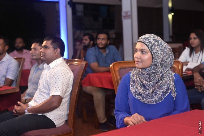 ޖޫން 9، 2016: ޔޫރޯ ފުޓްބޯޅަ މުބާރާތަށް ޚާއްސަކޮށްގެން ސަން މީޑިއާ ގްރޫޕުން ތައްޔާރު ކުރި މެގަޒިން "ސަން ޔޫރޯ" ގައިޑް އާއި ޔޫރޯ މެޗު ޝެޑިއުލް ބާޒާރަށް ނެރުމަށް ސަލްސާ ރޯޔަލްގައި ބޭއްވި ހަފްލާގެ ތެރެއިން -- ސަން ފޮޓޯ/ ފަޔާޒު މޫސާ