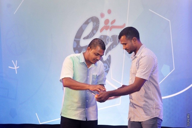 ޖޫން 9، 2016: ޔޫރޯ ފުޓްބޯޅަ މުބާރާތަށް ޚާއްސަކޮށްގެން ސަން މީޑިއާ ގްރޫޕުން ތައްޔާރު ކުރި މެގަޒިން "ސަން ޔޫރޯ" ގައިޑް އާއި ޔޫރޯ މެޗު ޝެޑިއުލް ބާޒާރަށް ނެރުމަށް ސަލްސާ ރޯޔަލްގައި ބޭއްވި ހަފްލާގެ ތެރެއިން -- ސަން ފޮޓޯ/ ފަޔާޒު މޫސާ