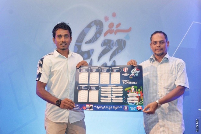 ޖޫން 9، 2016: ޔޫރޯ ފުޓްބޯޅަ މުބާރާތަށް ޚާއްސަކޮށްގެން ސަން މީޑިއާ ގްރޫޕުން ތައްޔާރު ކުރި މެގަޒިން "ސަން ޔޫރޯ" ގައިޑް އާއި ޔޫރޯ މެޗު ޝެޑިއުލް ބާޒާރަށް ނެރުމަށް ސަލްސާ ރޯޔަލްގައި ބޭއްވި ހަފްލާގެ ތެރެއިން -- ސަން ފޮޓޯ/ ފަޔާޒު މޫސާ