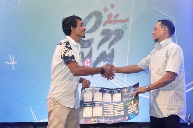 ޖޫން 9، 2016: ޔޫރޯ ފުޓްބޯޅަ މުބާރާތަށް ޚާއްސަކޮށްގެން ސަން މީޑިއާ ގްރޫޕުން ތައްޔާރު ކުރި މެގަޒިން "ސަން ޔޫރޯ" ގައިޑް އާއި ޔޫރޯ މެޗު ޝެޑިއުލް ބާޒާރަށް ނެރުމަށް ސަލްސާ ރޯޔަލްގައި ބޭއްވި ހަފްލާގެ ތެރެއިން -- ސަން ފޮޓޯ/ ފަޔާޒު މޫސާ