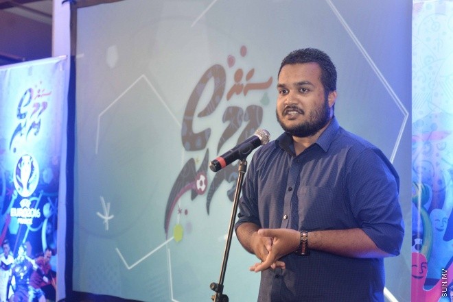 ޖޫން 9، 2016: ޔޫރޯ ފުޓްބޯޅަ މުބާރާތަށް ޚާއްސަކޮށްގެން ސަން މީޑިއާ ގްރޫޕުން ތައްޔާރު ކުރި މެގަޒިން "ސަން ޔޫރޯ" ގައިޑް އާއި ޔޫރޯ މެޗު ޝެޑިއުލް ބާޒާރަށް ނެރުމަށް ސަލްސާ ރޯޔަލްގައި ބޭއްވި ހަފްލާގެ ތެރެއިން -- ސަން ފޮޓޯ/ ފަޔާޒު މޫސާ