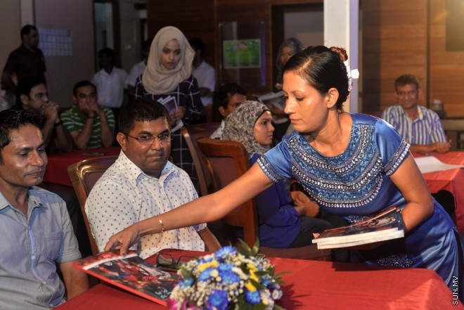 ޖޫން 9، 2016: ޔޫރޯ ފުޓްބޯޅަ މުބާރާތަށް ޚާއްސަކޮށްގެން ސަން މީޑިއާ ގްރޫޕުން ތައްޔާރު ކުރި މެގަޒިން "ސަން ޔޫރޯ" ގައިޑް އާއި ޔޫރޯ މެޗު ޝެޑިއުލް ބާޒާރަށް ނެރުމަށް ސަލްސާ ރޯޔަލްގައި ބޭއްވި ހަފްލާގެ ތެރެއިން -- ސަން ފޮޓޯ/ ފަޔާޒު މޫސާ