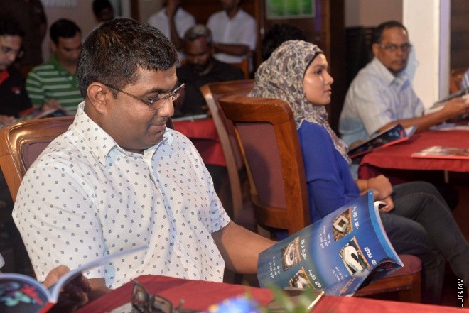 ޖޫން 9، 2016: ޔޫރޯ ފުޓްބޯޅަ މުބާރާތަށް ޚާއްސަކޮށްގެން ސަން މީޑިއާ ގްރޫޕުން ތައްޔާރު ކުރި މެގަޒިން "ސަން ޔޫރޯ" ގައިޑް އާއި ޔޫރޯ މެޗު ޝެޑިއުލް ބާޒާރަށް ނެރުމަށް ސަލްސާ ރޯޔަލްގައި ބޭއްވި ހަފްލާގެ ތެރެއިން -- ސަން ފޮޓޯ/ ފަޔާޒު މޫސާ