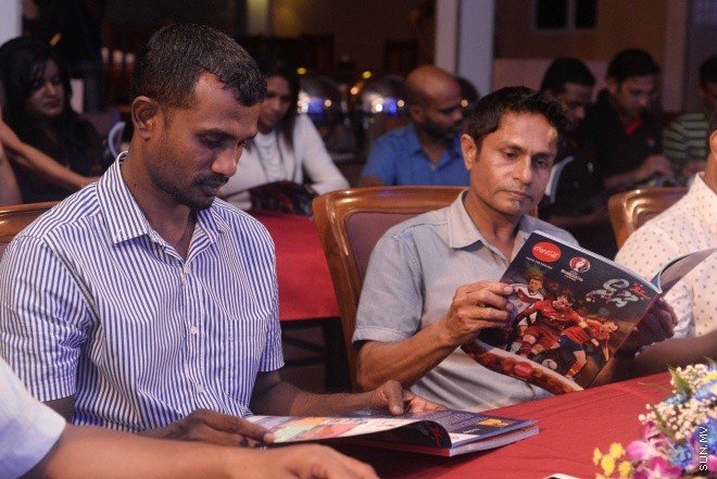 ޖޫން 9، 2016: ޔޫރޯ ފުޓްބޯޅަ މުބާރާތަށް ޚާއްސަކޮށްގެން ސަން މީޑިއާ ގްރޫޕުން ތައްޔާރު ކުރި މެގަޒިން "ސަން ޔޫރޯ" ގައިޑް އާއި ޔޫރޯ މެޗު ޝެޑިއުލް ބާޒާރަށް ނެރުމަށް ސަލްސާ ރޯޔަލްގައި ބޭއްވި ހަފްލާގެ ތެރެއިން -- ސަން ފޮޓޯ/ ފަޔާޒު މޫސާ