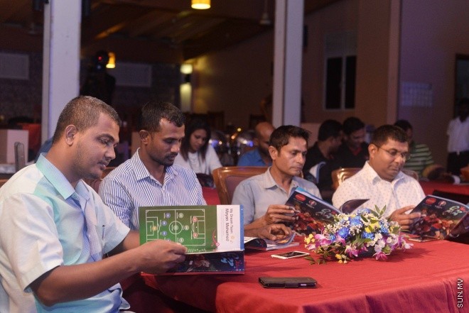 ޖޫން 9، 2016: ޔޫރޯ ފުޓްބޯޅަ މުބާރާތަށް ޚާއްސަކޮށްގެން ސަން މީޑިއާ ގްރޫޕުން ތައްޔާރު ކުރި މެގަޒިން "ސަން ޔޫރޯ" ގައިޑް އާއި ޔޫރޯ މެޗު ޝެޑިއުލް ބާޒާރަށް ނެރުމަށް ސަލްސާ ރޯޔަލްގައި ބޭއްވި ހަފްލާގެ ތެރެއިން -- ސަން ފޮޓޯ/ ފަޔާޒު މޫސާ