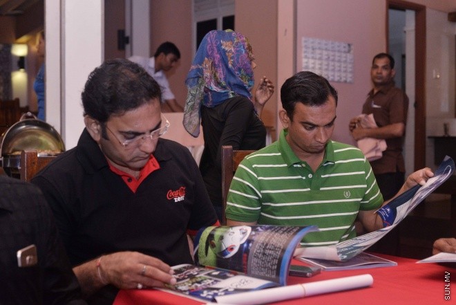 ޖޫން 9، 2016: ޔޫރޯ ފުޓްބޯޅަ މުބާރާތަށް ޚާއްސަކޮށްގެން ސަން މީޑިއާ ގްރޫޕުން ތައްޔާރު ކުރި މެގަޒިން "ސަން ޔޫރޯ" ގައިޑް އާއި ޔޫރޯ މެޗު ޝެޑިއުލް ބާޒާރަށް ނެރުމަށް ސަލްސާ ރޯޔަލްގައި ބޭއްވި ހަފްލާގެ ތެރެއިން -- ސަން ފޮޓޯ/ ފަޔާޒު މޫސާ