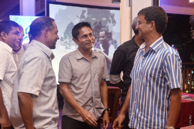 ޖޫން 9، 2016: ޔޫރޯ ފުޓްބޯޅަ މުބާރާތަށް ޚާއްސަކޮށްގެން ސަން މީޑިއާ ގްރޫޕުން ތައްޔާރު ކުރި މެގަޒިން "ސަން ޔޫރޯ" ގައިޑް އާއި ޔޫރޯ މެޗު ޝެޑިއުލް ބާޒާރަށް ނެރުމަށް ސަލްސާ ރޯޔަލްގައި ބޭއްވި ހަފްލާގެ ތެރެއިން -- ސަން ފޮޓޯ/ ފަޔާޒު މޫސާ