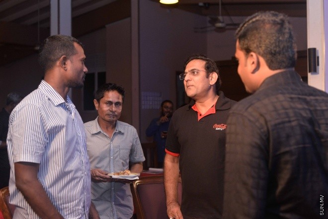 ޖޫން 9، 2016: ޔޫރޯ ފުޓްބޯޅަ މުބާރާތަށް ޚާއްސަކޮށްގެން ސަން މީޑިއާ ގްރޫޕުން ތައްޔާރު ކުރި މެގަޒިން "ސަން ޔޫރޯ" ގައިޑް އާއި ޔޫރޯ މެޗު ޝެޑިއުލް ބާޒާރަށް ނެރުމަށް ސަލްސާ ރޯޔަލްގައި ބޭއްވި ހަފްލާގެ ތެރެއިން -- ސަން ފޮޓޯ/ ފަޔާޒު މޫސާ