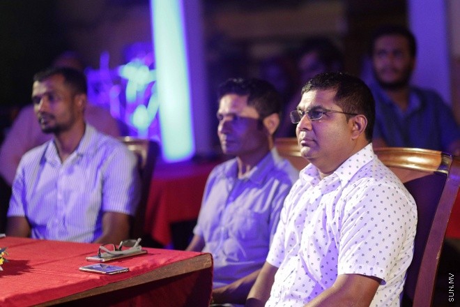 ޖޫން 9، 2016: ޔޫރޯ ފުޓްބޯޅަ މުބާރާތަށް ޚާއްސަކޮށްގެން ސަން މީޑިއާ ގްރޫޕުން ތައްޔާރު ކުރި މެގަޒިން "ސަން ޔޫރޯ" ގައިޑް އާއި ޔޫރޯ މެޗު ޝެޑިއުލް ބާޒާރަށް ނެރުމަށް ސަލްސާ ރޯޔަލްގައި ބޭއްވި ހަފްލާގެ ތެރެއިން -- ސަން ފޮޓޯ/ ފަޔާޒު މޫސާ