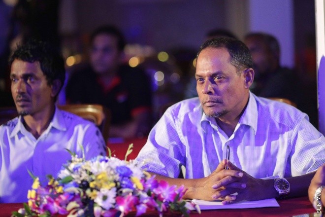 ޖޫން 9، 2016: ޔޫރޯ ފުޓްބޯޅަ މުބާރާތަށް ޚާއްސަކޮށްގެން ސަން މީޑިއާ ގްރޫޕުން ތައްޔާރު ކުރި މެގަޒިން "ސަން ޔޫރޯ" ގައިޑް އާއި ޔޫރޯ މެޗު ޝެޑިއުލް ބާޒާރަށް ނެރުމަށް ސަލްސާ ރޯޔަލްގައި ބޭއްވި ހަފްލާގެ ތެރެއިން -- ސަން ފޮޓޯ/ ފަޔާޒު މޫސާ