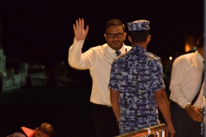 ރައީސް ޔާމީން ދަތުރުފުޅު ކުރެއްވި ރިޔާސީ ލޯންޗުކޮޅު "ފިނިފެންމާ" ގައި އައިއީޑީއެއް ގޮއްވާލި މައްސަލާގައި ކުރީގެ ނައިބު ރައީސް އަހުމަދު އަދީބު އަބްދުލް ޣަފޫރުގެ މައްޗަށް ހުކުމް ކުރަން މިރޭ ކޯޓަށް ގެންނަނީ--- ސަން ފޮޓޯ : އަފްރާހް