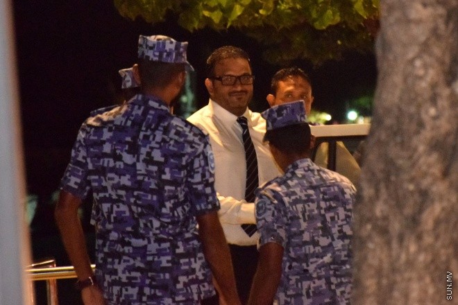 ރައީސް ޔާމީން ދަތުރުފުޅު ކުރެއްވި ރިޔާސީ ލޯންޗުކޮޅު "ފިނިފެންމާ" ގައި އައިއީޑީއެއް ގޮއްވާލި މައްސަލާގައި ކުރީގެ ނައިބު ރައީސް އަހުމަދު އަދީބު އަބްދުލް ޣަފޫރުގެ މައްޗަށް ހުކުމް ކުރަން މިރޭ ކޯޓަށް ގެންނަނީ--- ސަން ފޮޓޯ : އަފްރާހް