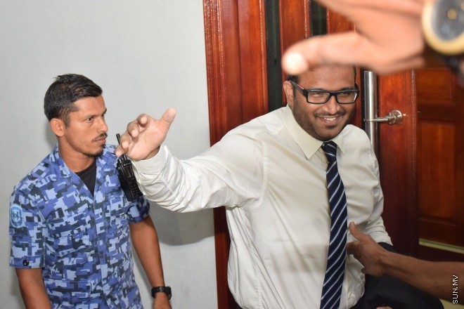 ރައީސް ޔާމީން ދަތުރުފުޅު ކުރެއްވި ރިޔާސީ ލޯންޗުކޮޅު "ފިނިފެންމާ" ގައި އައިއީޑީއެއް ގޮއްވާލި މައްސަލާގައި ކުރީގެ ނައިބު ރައީސް އަހުމަދު އަދީބު އަބްދުލް ޣަފޫރުގެ މައްޗަށް ހުކުމް ކުރަން މިރޭ ކޯޓަށް ގެންނަނީ--- ސަން ފޮޓޯ : އަފްރާހް