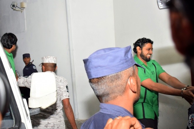 ރައީސް ޔާމީން ދަތުރުފުޅު ކުރެއްވި ރިޔާސީ ލޯންޗުކޮޅު "ފިނިފެންމާ" ގައި އައިއީޑީއެއް ގޮއްވާލި މައްސަލާގައި ކުރީގެ ނައިބު ރައީސް އަހުމަދު އަދީބު ގެ ބޮޑީގާޑުންގެ މައްޗަށް ހުކުމް ކުރަން މިރޭ ކޯޓަށް ގެންނަނީ--- ސަން ފޮޓޯ : އަފްރާހް