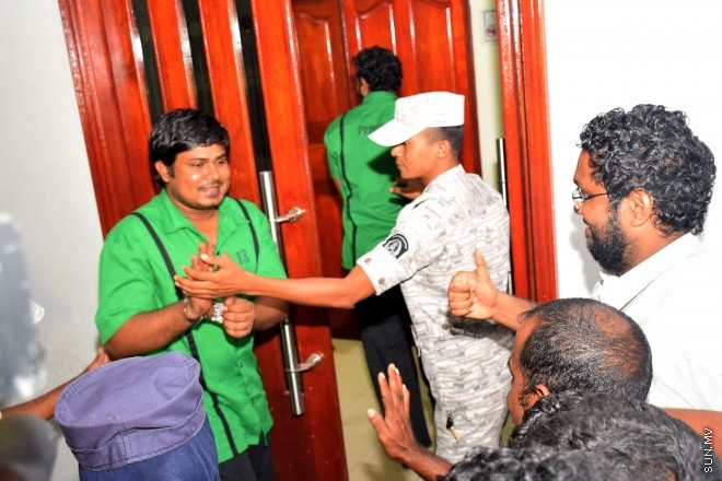ރައީސް ޔާމީން ދަތުރުފުޅު ކުރެއްވި ރިޔާސީ ލޯންޗުކޮޅު "ފިނިފެންމާ" ގައި އައިއީޑީއެއް ގޮއްވާލި މައްސަލާގައި ކުރީގެ ނައިބު ރައީސް އަހުމަދު އަދީބު ގެ ބޮޑީގާޑުންގެ މައްޗަށް ހުކުމް ކުރަން މިރޭ ކޯޓަށް ގެންނަނީ--- ސަން ފޮޓޯ : އަފްރާހް
