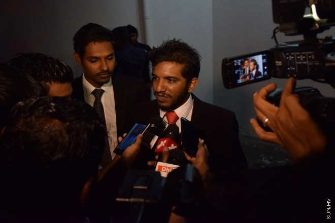 ލޯންޗުކޮޅު ގޮއްވާލިކަން ސާބިތުވެ އަދީބު 15 އަހަރަށް ދެ ބޮޑީގާޑުން 10 އަހަރަށް ޖަލަށްލުމަށް މިރޭ ކްރިމިނަލް ކޯޓުން ކުރި ހުކުމް އަށް ފަހު އަދީބުގެ ގާނޫނީ ވަކީލު މޫސާ ސިރާޖް ނޫސްވެރިންނަށް މައުލޫމާތުދެނީ -- ސަން ފޮޓޯ/ މުހައްމަދު އަފްރާހް