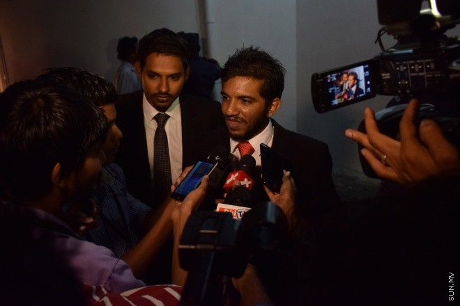 ލޯންޗުކޮޅު ގޮއްވާލިކަން ސާބިތުވެ އަދީބު 15 އަހަރަށް ދެ ބޮޑީގާޑުން 10 އަހަރަށް ޖަލަށްލުމަށް މިރޭ ކްރިމިނަލް ކޯޓުން ކުރި ހުކުމް އަށް ފަހު އަދީބުގެ ގާނޫނީ ވަކީލު މޫސާ ސިރާޖް ނޫސްވެރިންނަށް މައުލޫމާތުދެނީ -- ސަން ފޮޓޯ/ މުހައްމަދު އަފްރާހް