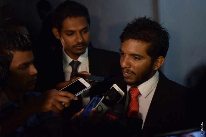 ލޯންޗުކޮޅު ގޮއްވާލިކަން ސާބިތުވެ އަދީބު 15 އަހަރަށް ދެ ބޮޑީގާޑުން 10 އަހަރަށް ޖަލަށްލުމަށް މިރޭ ކްރިމިނަލް ކޯޓުން ކުރި ހުކުމް އަށް ފަހު އަދީބުގެ ގާނޫނީ ވަކީލު މޫސާ ސިރާޖް ނޫސްވެރިންނަށް މައުލޫމާތުދެނީ -- ސަން ފޮޓޯ/ މުހައްމަދު އަފްރާހް