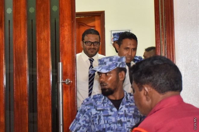 ކުރީގެ ނައިބު ރައީސް އަހުމަދު އަދީބު އަބްދުލް ޣަފޫރު މިރޭ ކްރިމިނަލް ކޯޓުން ނުކުންނަވަނީ: ލޯންޗުކޮޅު ގޮއްވާލިކަން ސާބިތުވެ އަދީބު 15 އަހަރަށް ދެ ބޮޑީގާޑުން 10 އަހަރަށް ޖަލަށްލުމަށް މިރޭ ކްރިމިނަލް ކޯޓުން ވަނީ ހުކުމް ކޮށްފައި -- ސަން ފޮޓޯ/ މުހައްމަދު އަފްރާހް