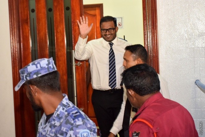 ކުރީގެ ނައިބު ރައީސް އަހުމަދު އަދީބު އަބްދުލް ޣަފޫރު މިރޭ ކްރިމިނަލް ކޯޓުން ނުކުންނަވަނީ: ލޯންޗުކޮޅު ގޮއްވާލިކަން ސާބިތުވެ އަދީބު 15 އަހަރަށް ދެ ބޮޑީގާޑުން 10 އަހަރަށް ޖަލަށްލުމަށް މިރޭ ކްރިމިނަލް ކޯޓުން ވަނީ ހުކުމް ކޮށްފައި -- ސަން ފޮޓޯ/ މުހައްމަދު އަފްރާހް