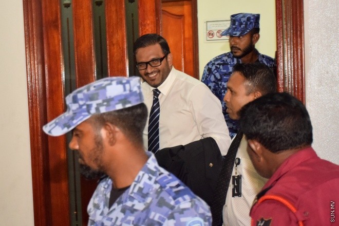 ކުރީގެ ނައިބު ރައީސް އަހުމަދު އަދީބު އަބްދުލް ޣަފޫރު މިރޭ ކްރިމިނަލް ކޯޓުން ނުކުންނަވަނީ: ލޯންޗުކޮޅު ގޮއްވާލިކަން ސާބިތުވެ އަދީބު 15 އަހަރަށް ދެ ބޮޑީގާޑުން 10 އަހަރަށް ޖަލަށްލުމަށް މިރޭ ކްރިމިނަލް ކޯޓުން ވަނީ ހުކުމް ކޮށްފައި -- ސަން ފޮޓޯ/ މުހައްމަދު އަފްރާހް